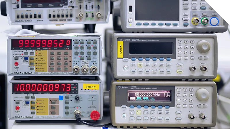 Elektriksel kalibrasyon laboratuvarı — referans multimetre, kalibratör ve sinyal kaynakları