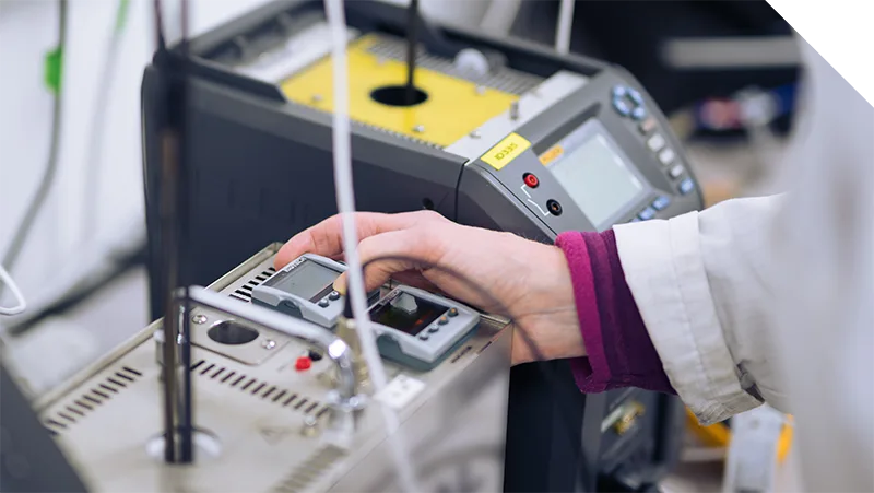 Sıcaklık kalibrasyonu laboratuvarı — referans termometre ve kuru blok kalibratör